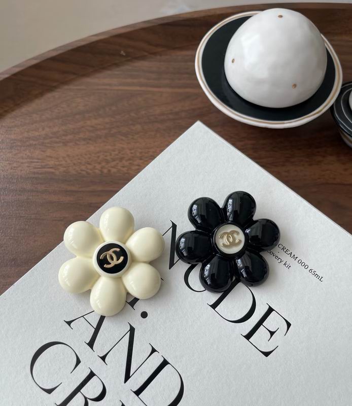 Chanel Brooch 04yxs81